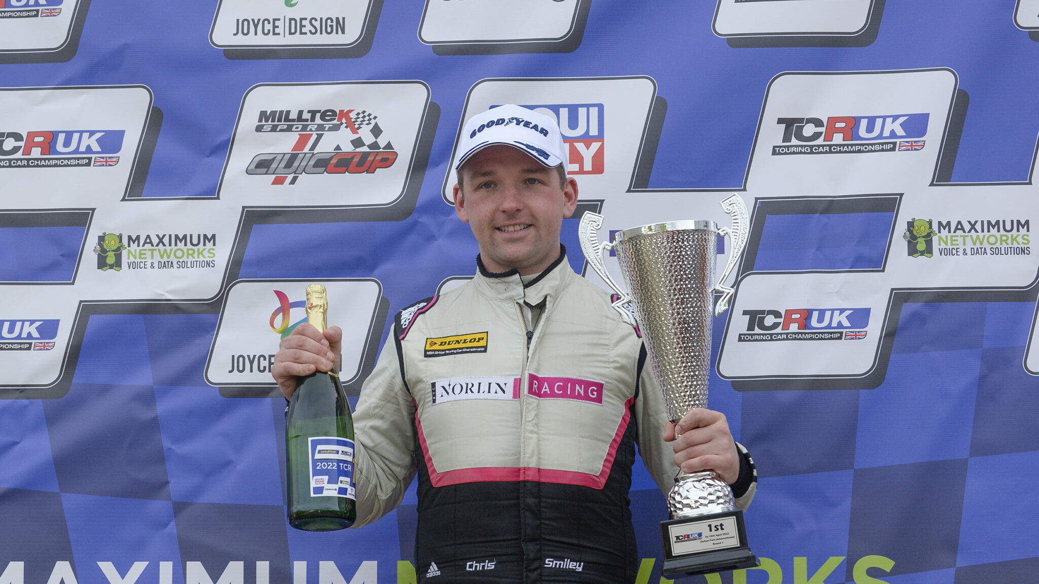 Chris Smiley wins TCR UK opener at Oulton in style – TouringCarTimes