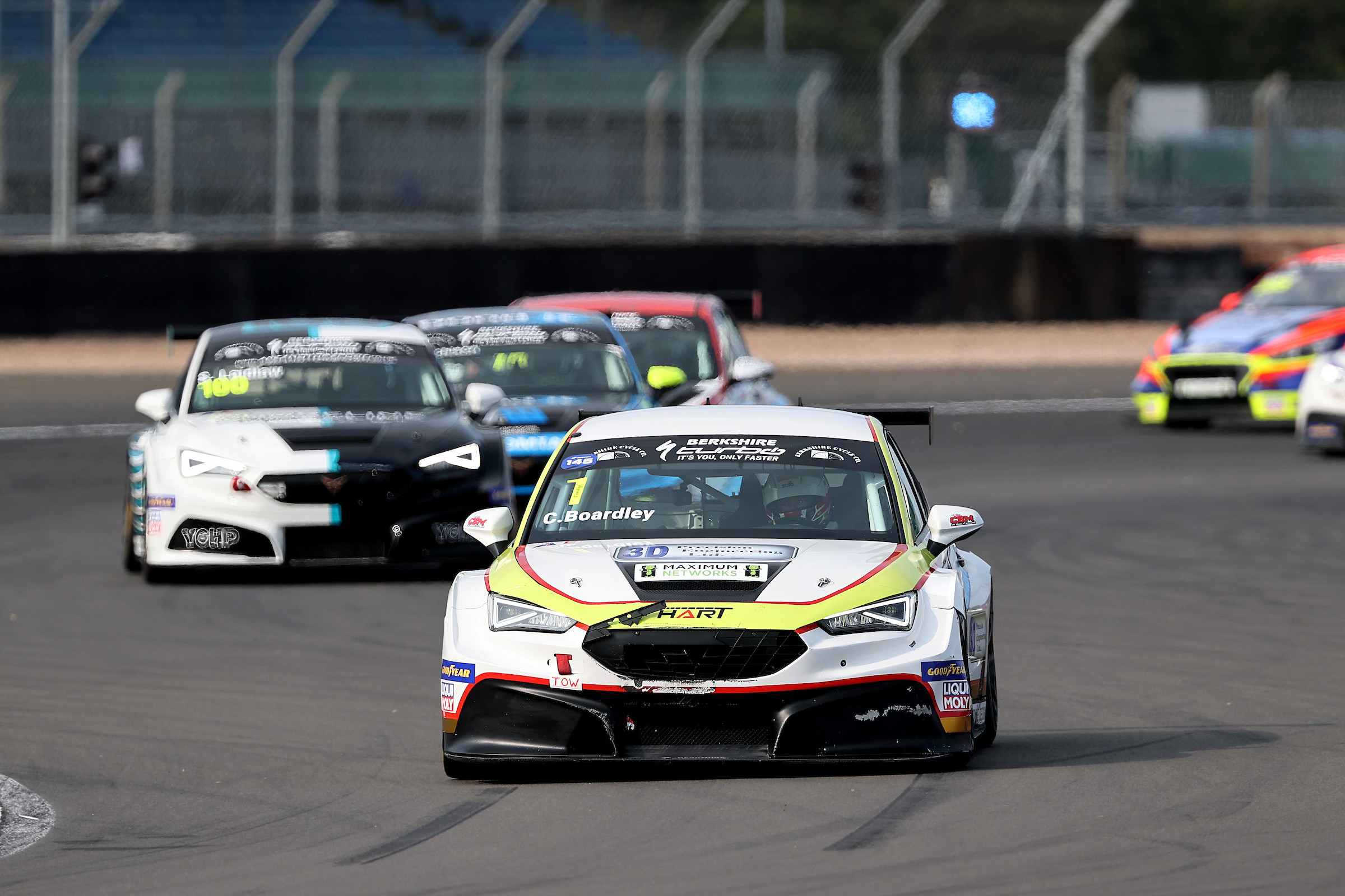 Carl Boardley wins final Silverstone race as his title rivals struggle – TouringCarTimes